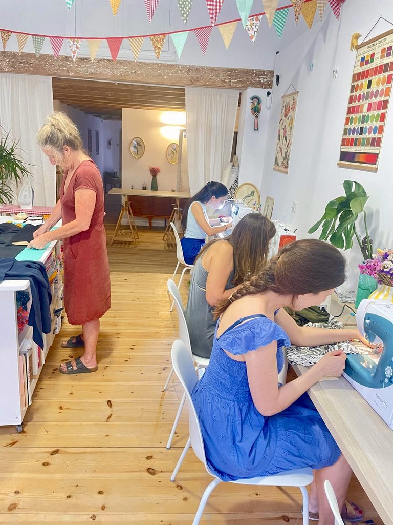 Alumnas disfrutando de un taller de costura en Atelier Carmesí, Barcelona