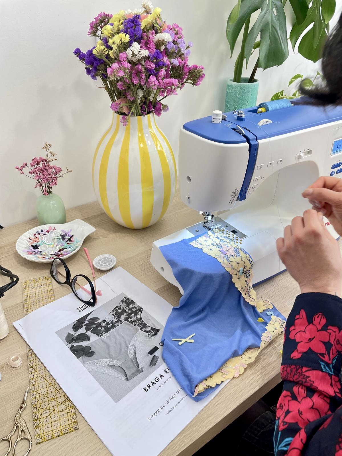 Confección de prendas y proyectos personalizados en Atelier Carmesí Barcelona