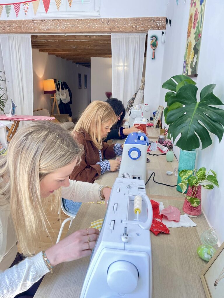 Alumnas confeccionando sus proyectos en Atelier Carmesí Poble-sec Barcelona